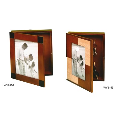 Κλειδοθήκη ξύλινη με κορνίζα