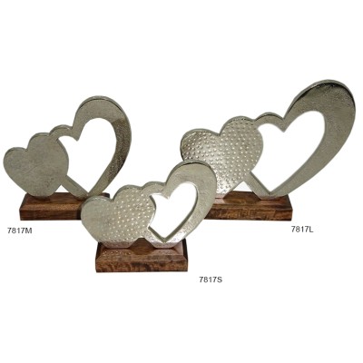 Διπλή μεταλλική καρδία σε ξύλινη βάση