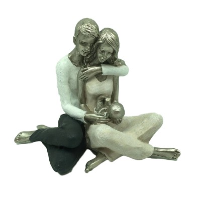 Διακοσμητική πολυεστερική φιγούρα ζευγάρι αγκαλιά με μωρό 22.5x12.5x17εκ.