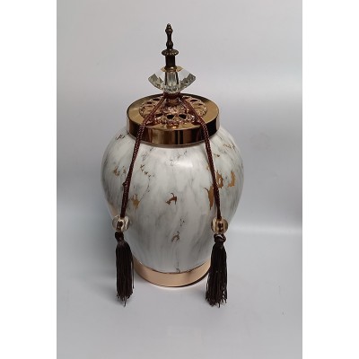 Κεραμικό Τζαρ Στρόγγυλο Λευκό/Χρυσό Με Μεταλλικό Καπάκι Με Διακοσμητική Φούντα 18x18x32εκ.