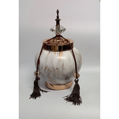 Κεραμικό Τζαρ Στρόγγυλο Λευκό/Χρυσό Με Μεταλλικό Καπάκι Με Διακοσμητική Φούντα 17x17x27εκ.