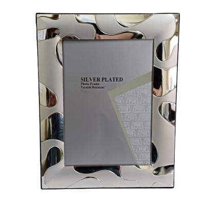 Επάργυρη Αμετάβλητη Σκαλιστή Κορνίζα Με Βελούδινη Μαύρη Πλάτη 13x18cm